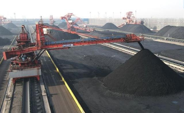 河北黄骅港煤炭堆场转运设备在作业（2023年1月8日摄，无人机照片）。新华社记者王民 摄