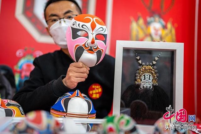2023年“北京中轴非遗潮荟”活动中展示的脸谱绘制作品。中国网记者 郑亮摄