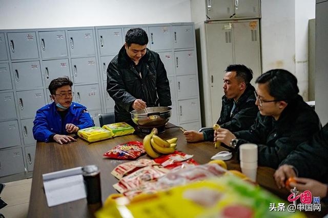 除夕夜，在工作间隙动车所的师傅们会在休息室煮上一锅饺子，感受一下过年的气氛。中国网记者 郑亮摄