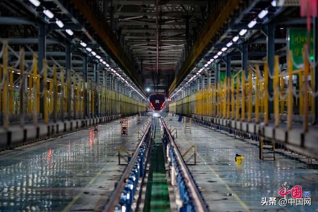 检修结束的动车组开出动车所，再过几个小时，它将是北京南动车癸卯兔年开出的第一班载客列车。中国网记者 郑亮摄