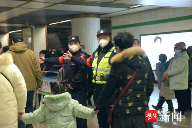 图为地铁分局的执勤警力在进站口疏导群众