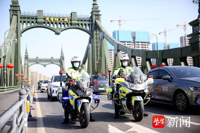 图为浦口公安分局执勤警力在浦云路大桥开展骑行巡逻