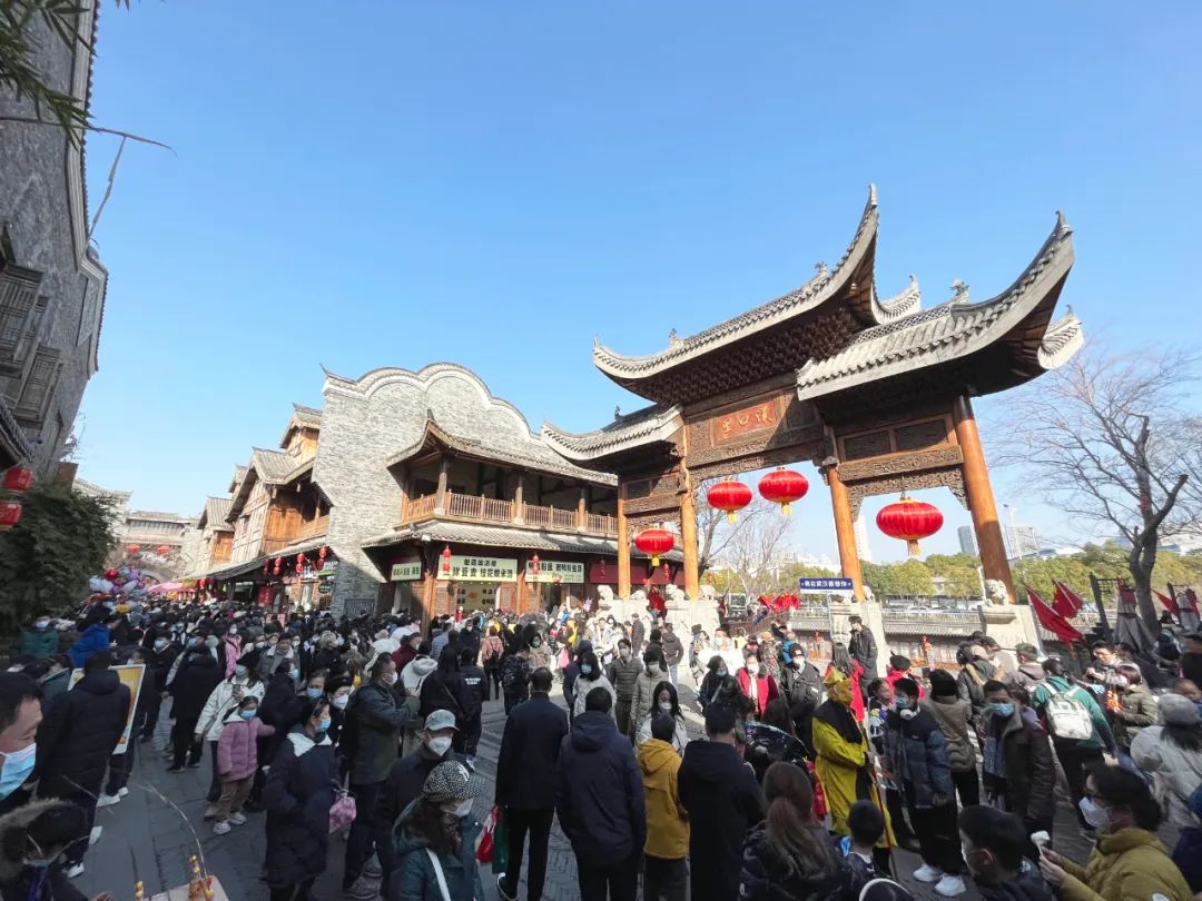 1月25日，武汉市汉口里老街庙会吸引大量游客。人民网 张隽 摄