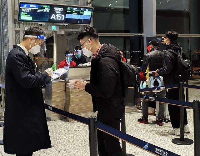 搭乘航班的旅客。南航供图