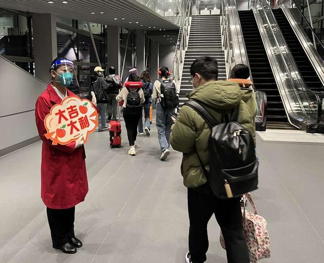 80余名旅客降落在广州白云国际机场。南航供图