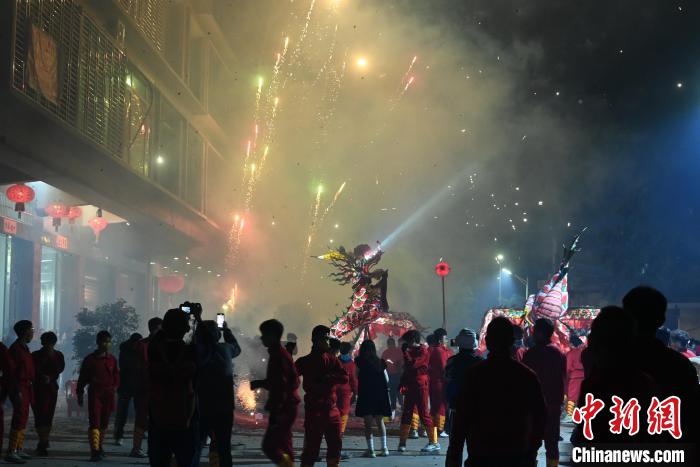 广东揭阳乔林烟花火龙贺岁巡游__财经头条