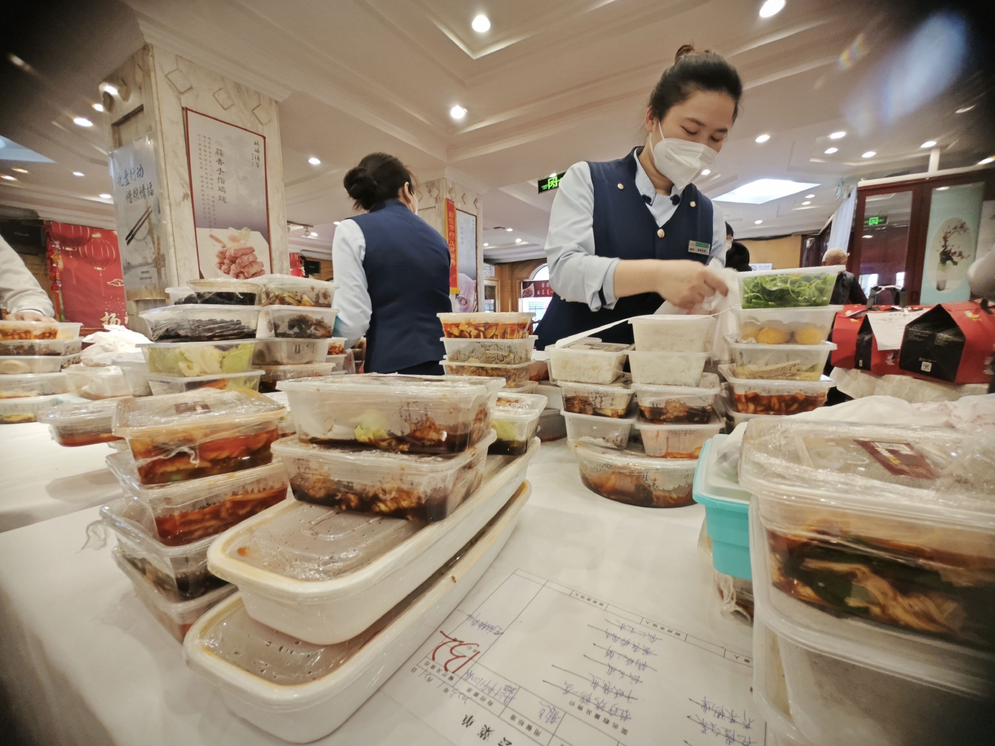 在位于新街口的同春园饭店,同样出现了包间"一间难求"的情况.