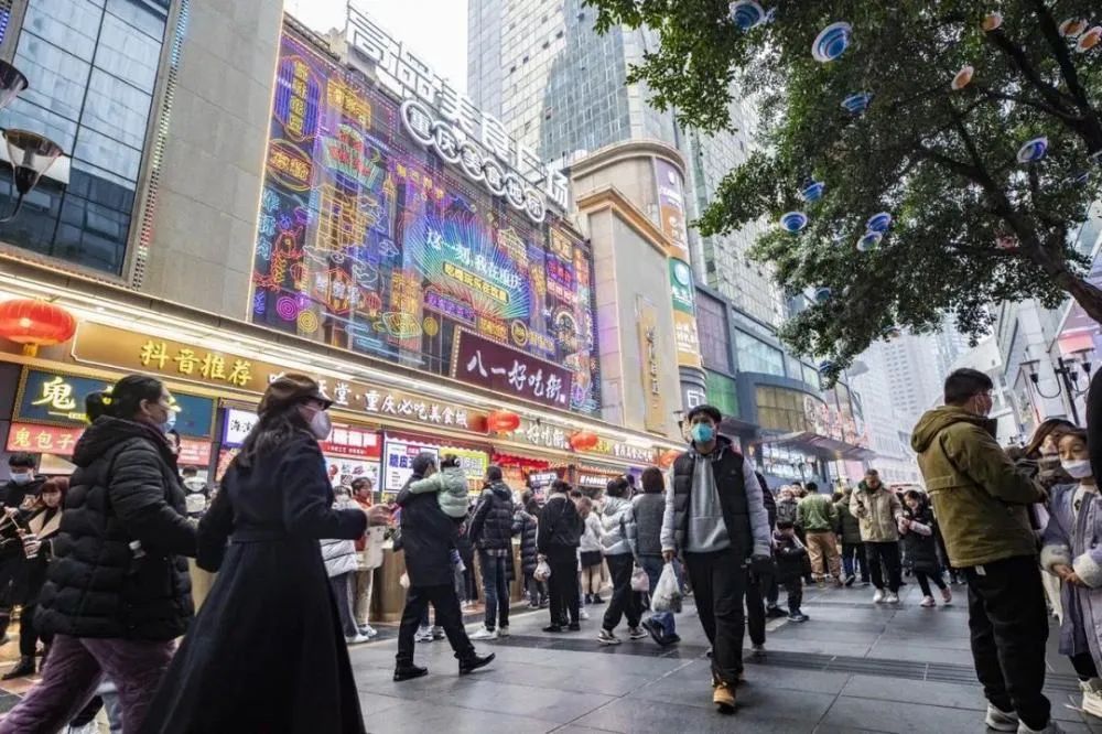 解放碑商圈人流如梭&nbsp;受访者供图