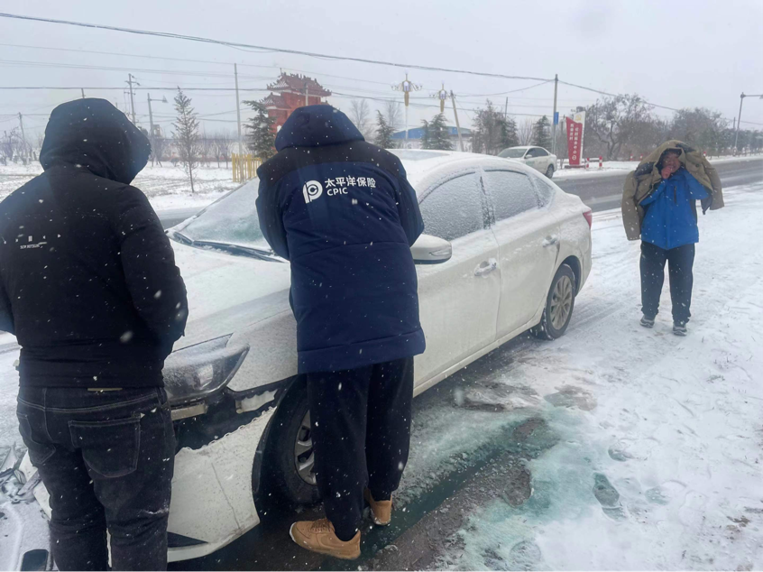 春节前夕，河南安阳突降大雪，中国太保产险查勘员第一时间赶赴现场。