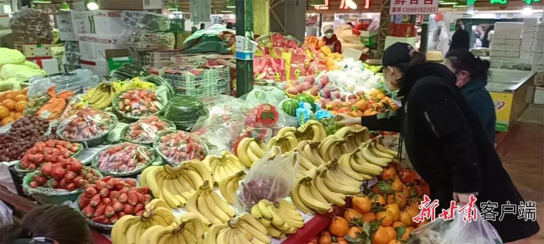 兰州市城关区五泉菜市场内，市民正在选购商品。