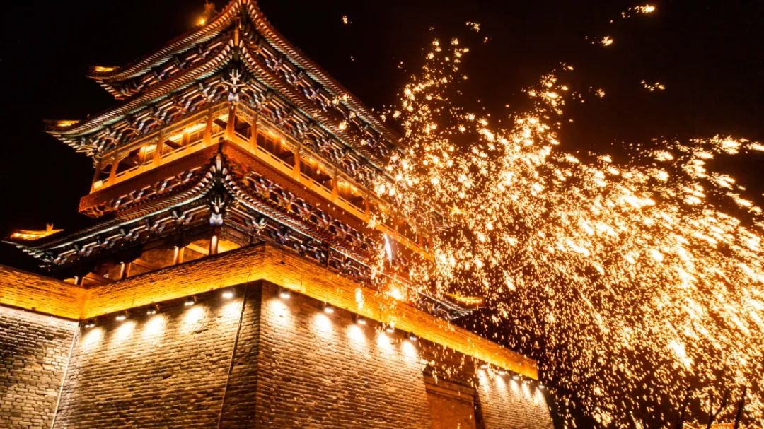 1月24日晚,一场绚丽璀璨的打铁花在山西忻州古城精彩上演.