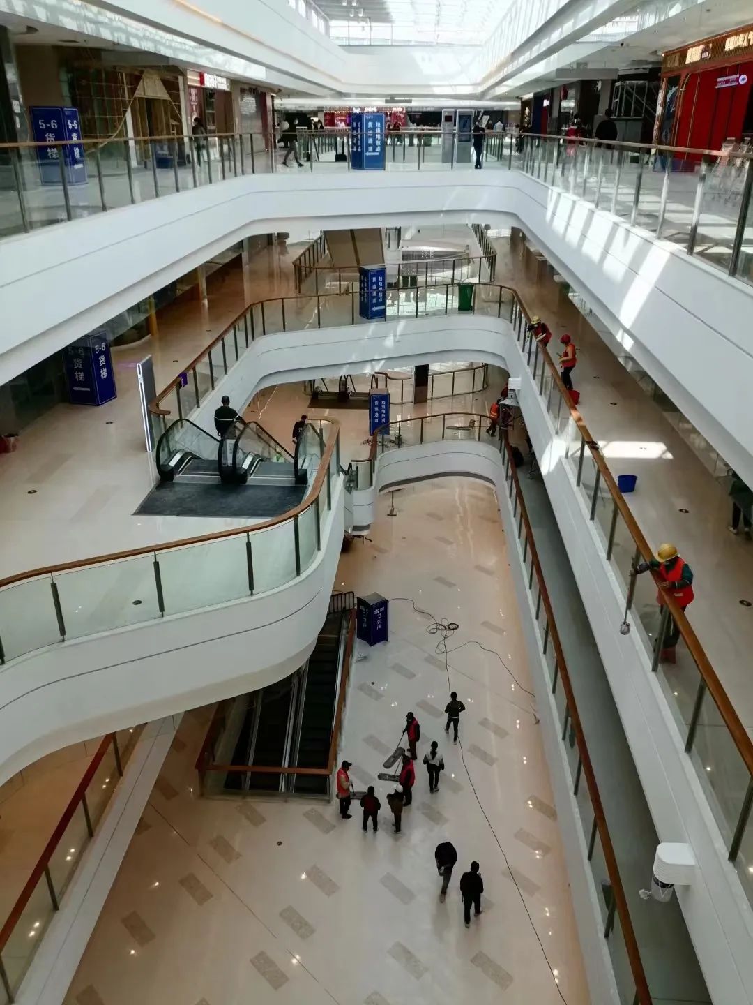 管公司通力协作在与鄂州商管公司共同建设及筹备吾悦广场开业的工作中