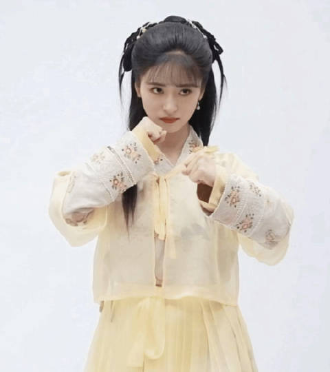 沈月古装太有灵动了尤其合适这种港风武侠装版显得眉眼尤其抓人更难得