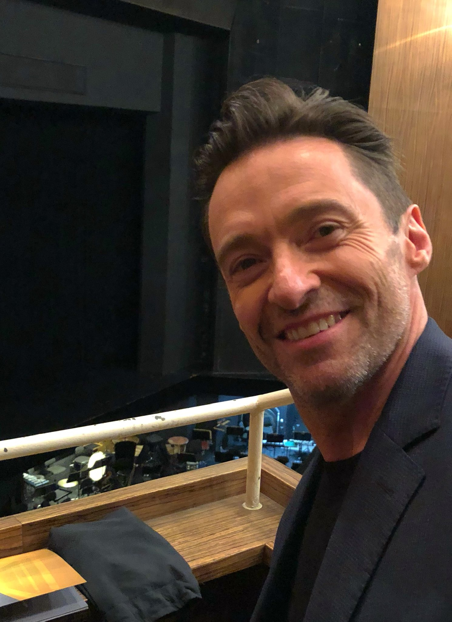 休叔暴帅新自拍!又年轻了!|自拍|休杰克曼|抱一抱_新浪新闻