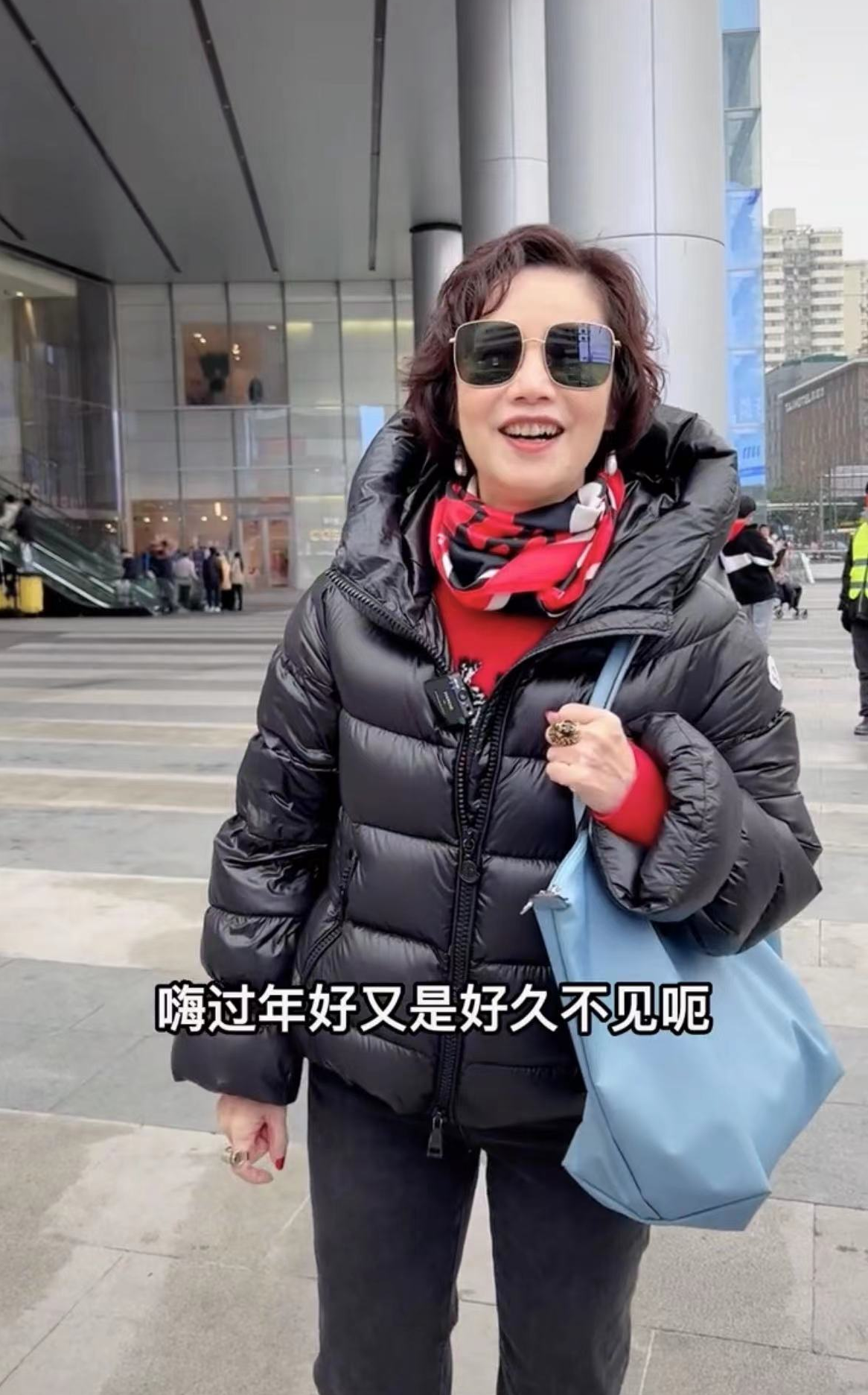 61岁央视主持徐俐回长沙过年!低调出街无人识,满面红光状态佳