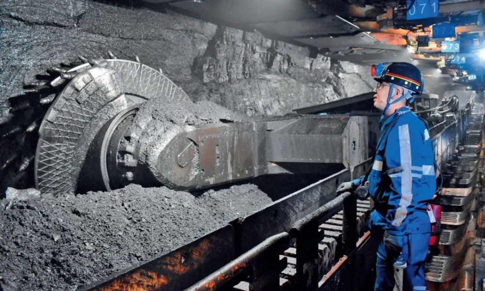  在国家能源集团乌海能源公司老石旦煤矿，工人检查采煤机运行情况（2023年1月17日摄） 付兰伟摄/本刊
