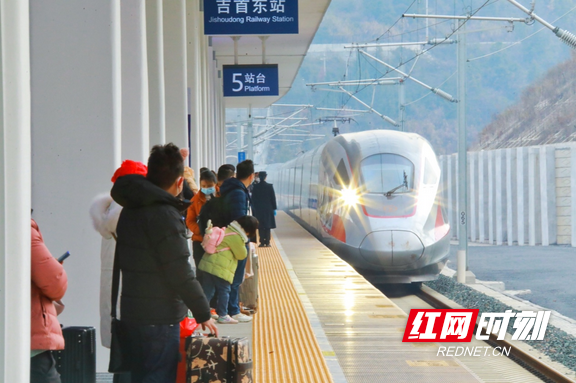 1月27日13点15分,在接到服务台对讲机的旅客求助信息后,吉首东站"吉雅