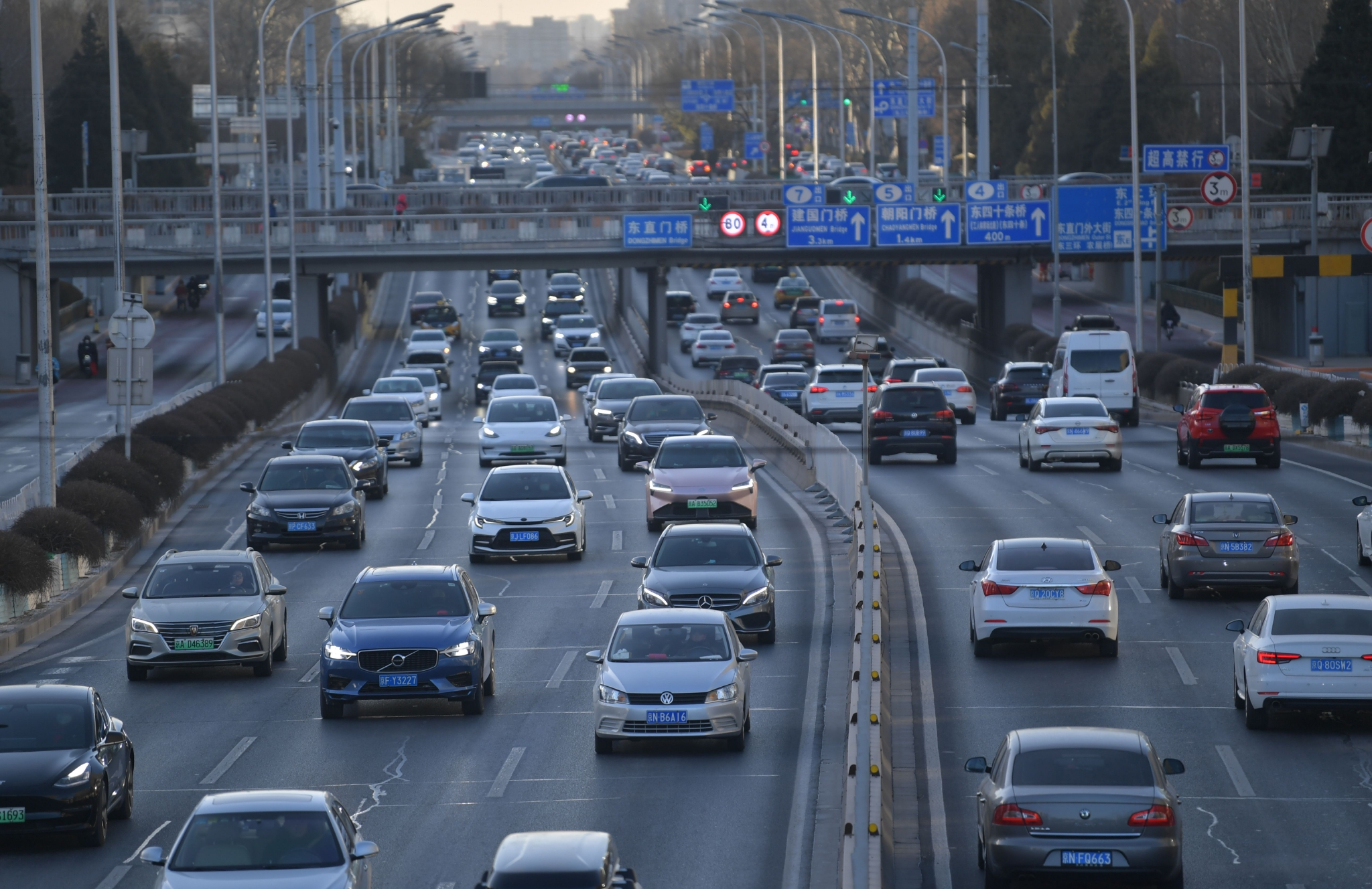 东二环东直门桥路段,路面车辆明显增多.新京报记者 李木易 摄