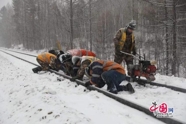 1月24日,加格达奇工务段的线路工们在极寒天气下进行钢轨检修作业。中国网发 于海江/摄