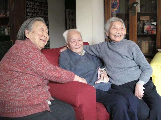 左起:93岁的姐姐杨敏如,94岁的哥哥杨宪益,90岁的杨苡