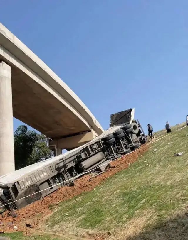 突发！一货车从高速桥上掉落