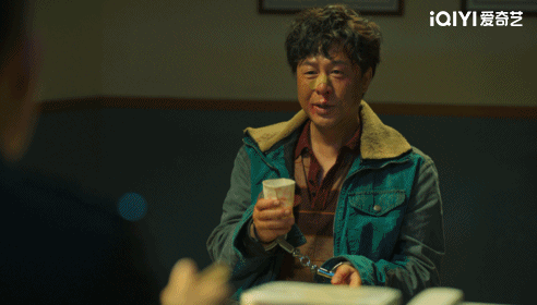 《狂飙》第一集临近结尾时，高启强（张颂文 饰）举起纸杯向安欣（张译 饰）道声“新年快乐”