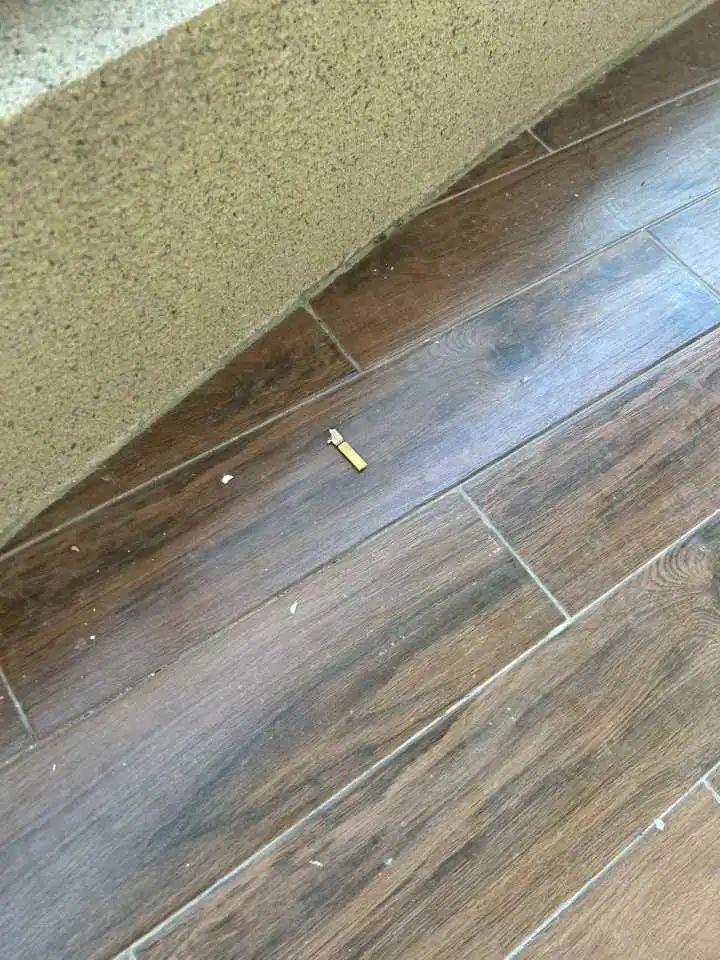 房间地板上有烟头