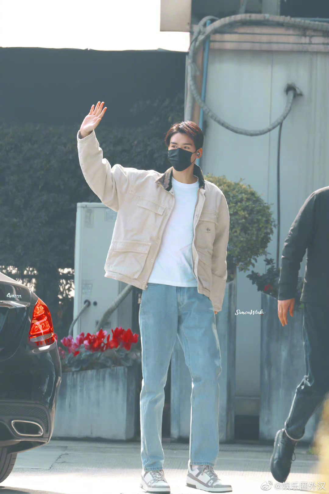 龚俊开工机场出发饭拍路透 浅色外套牛仔裤……|龚俊|浅色|牛仔裤