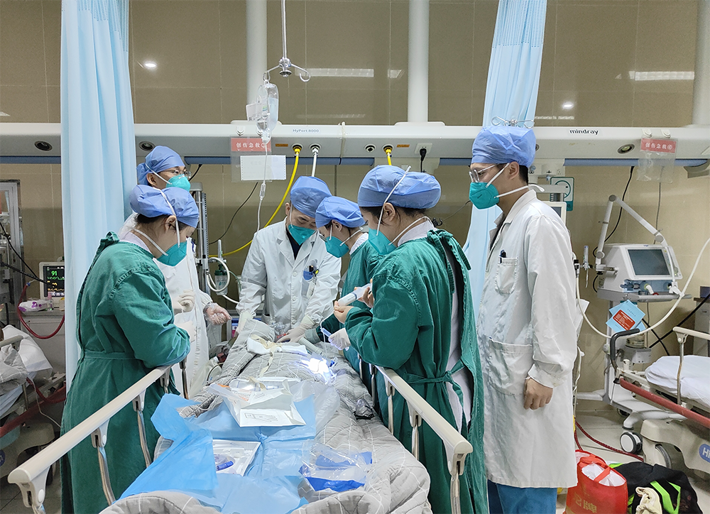 除夕夜，宁夏医科大学总医院医生为病人插管。澎湃新闻记者  高宇婷 图