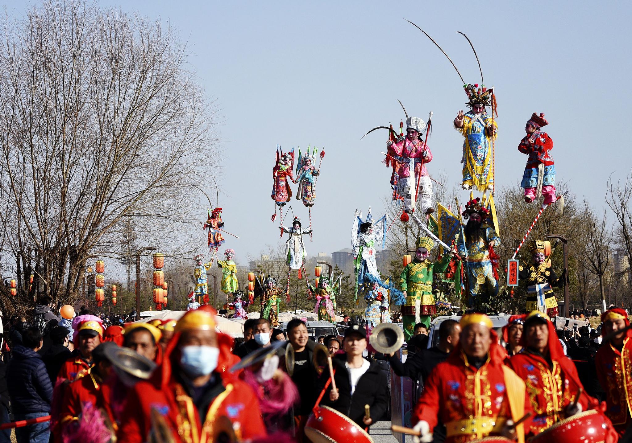 在陕西省西安市汉长安城未央宫遗址公园,演员在进行社火表演.