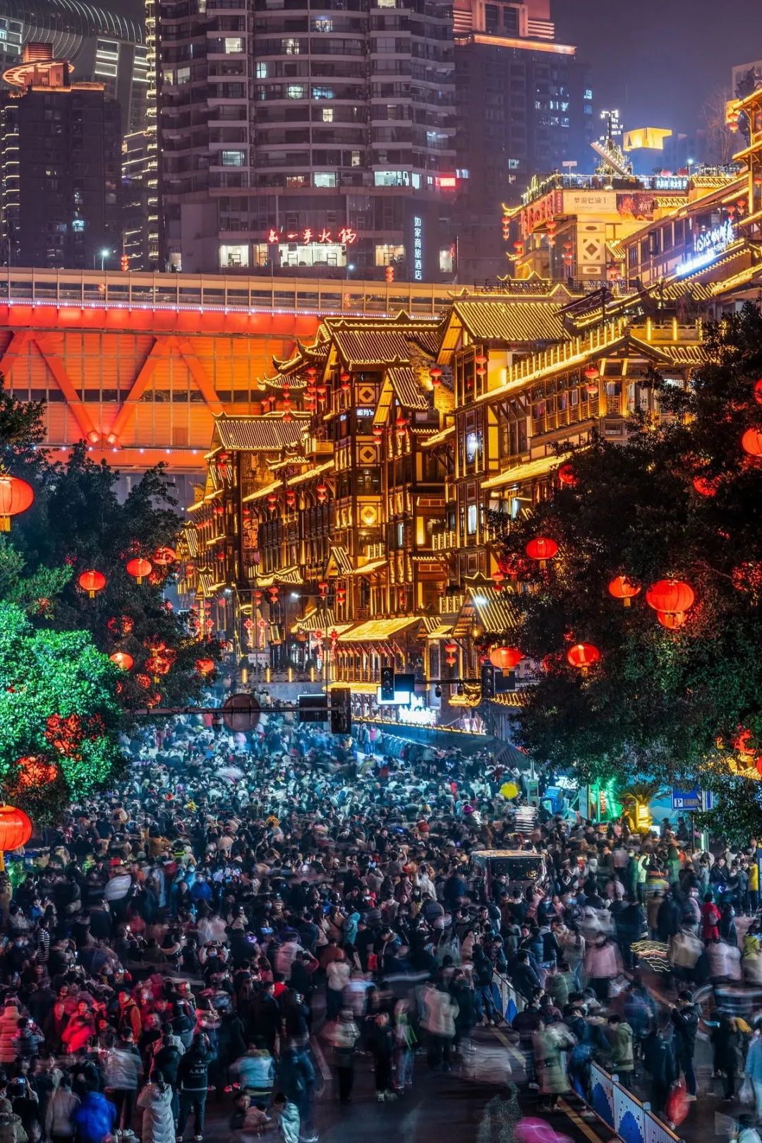 2023年1月26日,重庆,大年初五晚上8点,渝中区洪崖洞景区灯火通明,游人