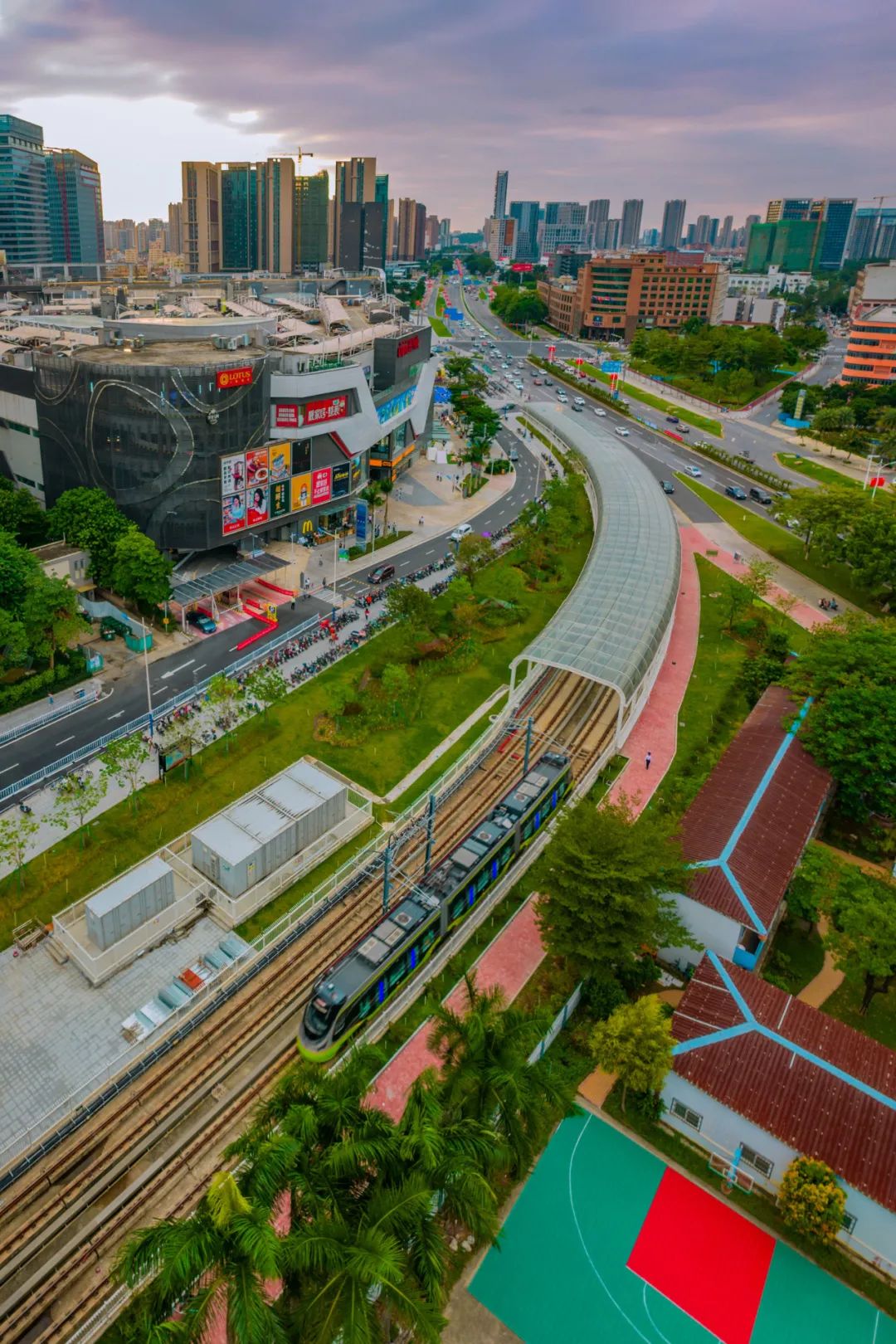 搭乘有轨电车,市民便可来到映月湖环宇城商圈购物,休闲,娱乐.