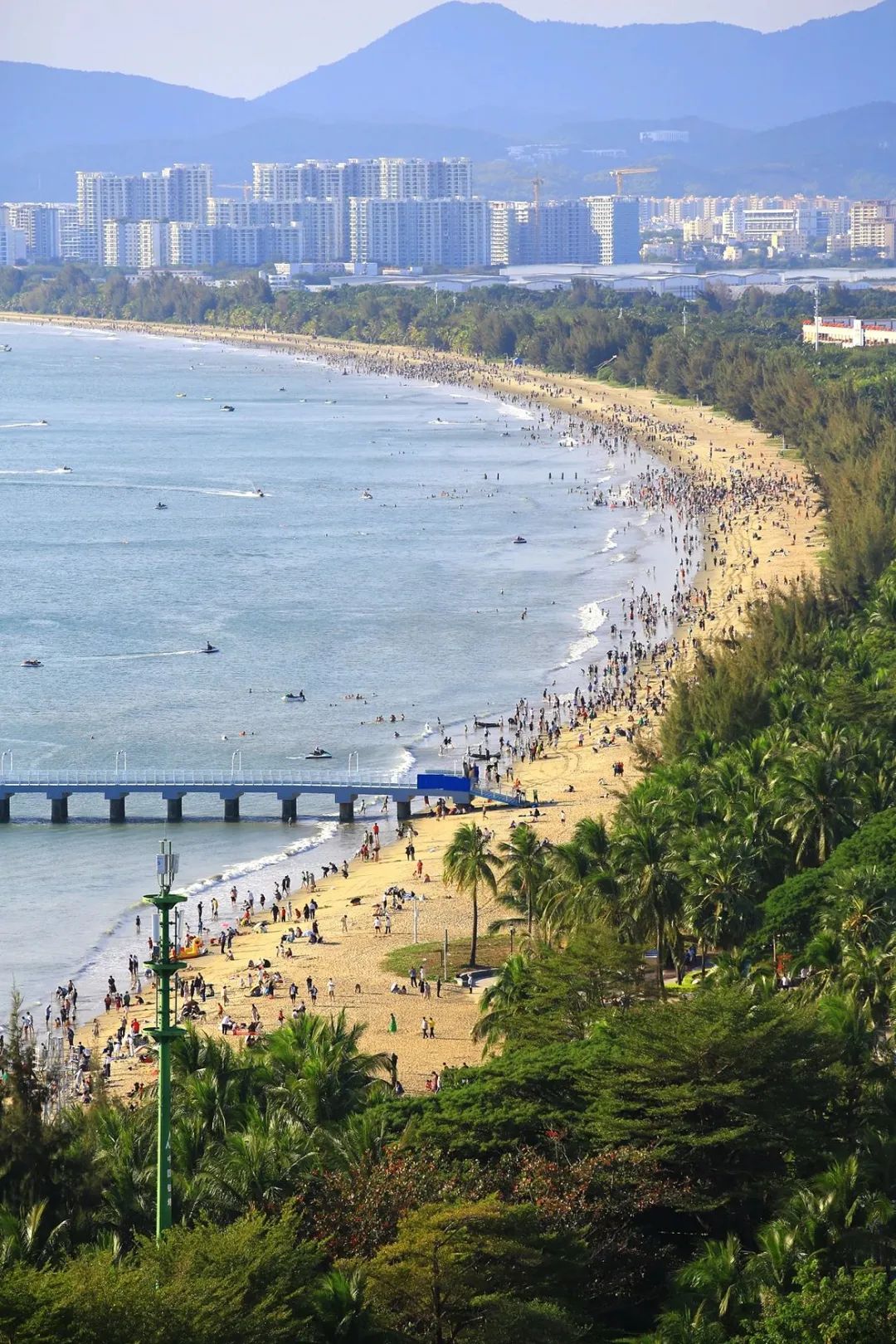 2023年1月24日,海南三亚湾迎来上万游客,游客在沙滩上嬉戏玩耍.