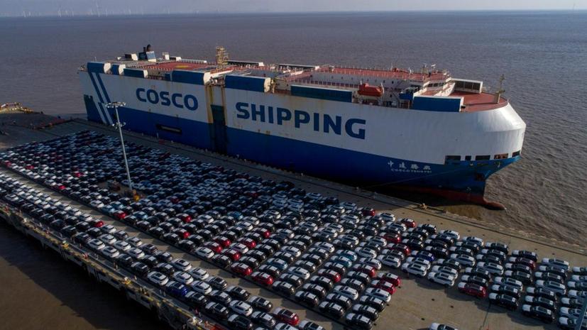 远海汽车船公司的"中远腾飞"轮在上海南港码头等待车辆装船.