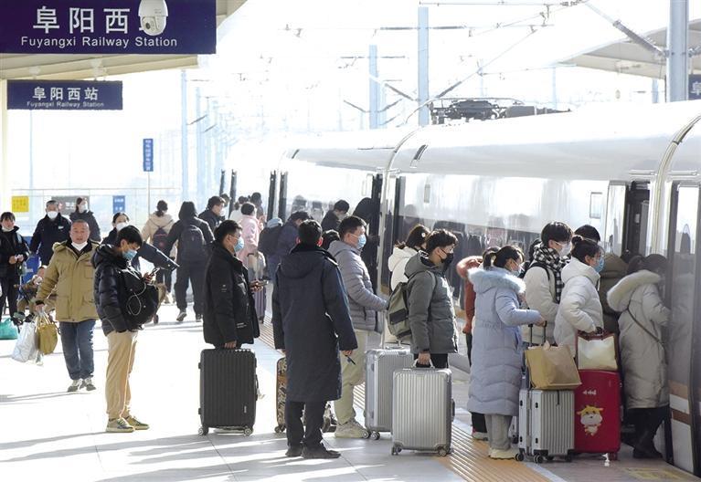 1月27日，旅客在安徽阜阳西站准备乘车。 □新华社照片