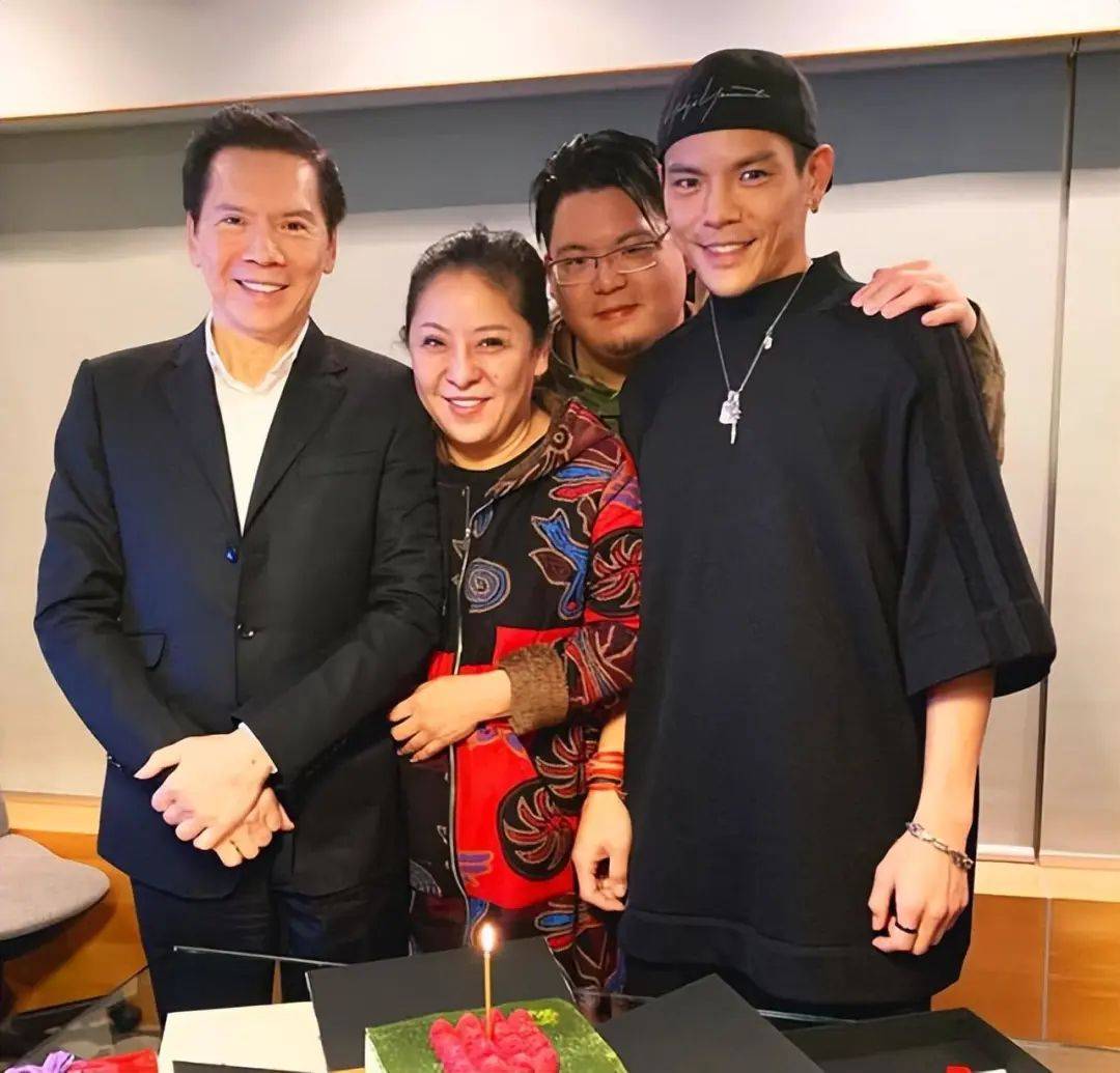 向华强长女罕见现身,身材丰满像向太,44岁未嫁是亿万女企业家