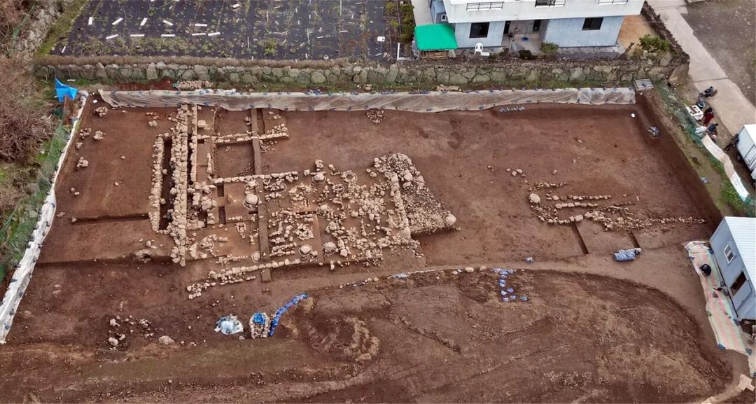 韩国济州岛考古发掘现场除钱币外,韩国考古人员还在寺庙遗址中,发掘
