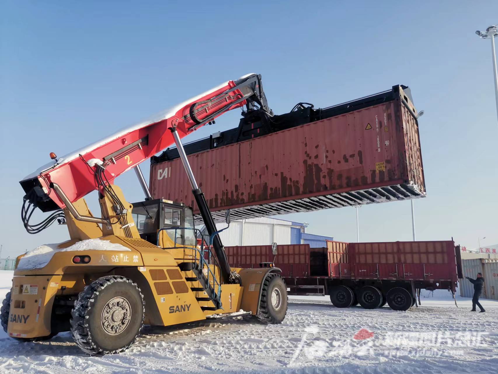 1月28日,乌鲁木齐国际陆港区多式联运中心集货库区里,正面吊起重机