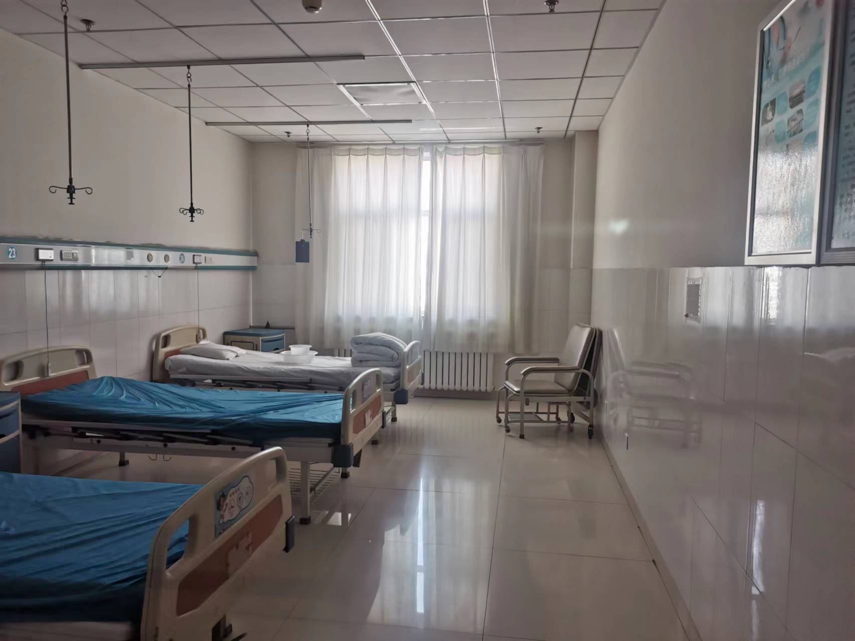 临近年关，北京大学人民医院怀来院区住院部的空病床变多了。 澎湃新闻记者 刘璐 图