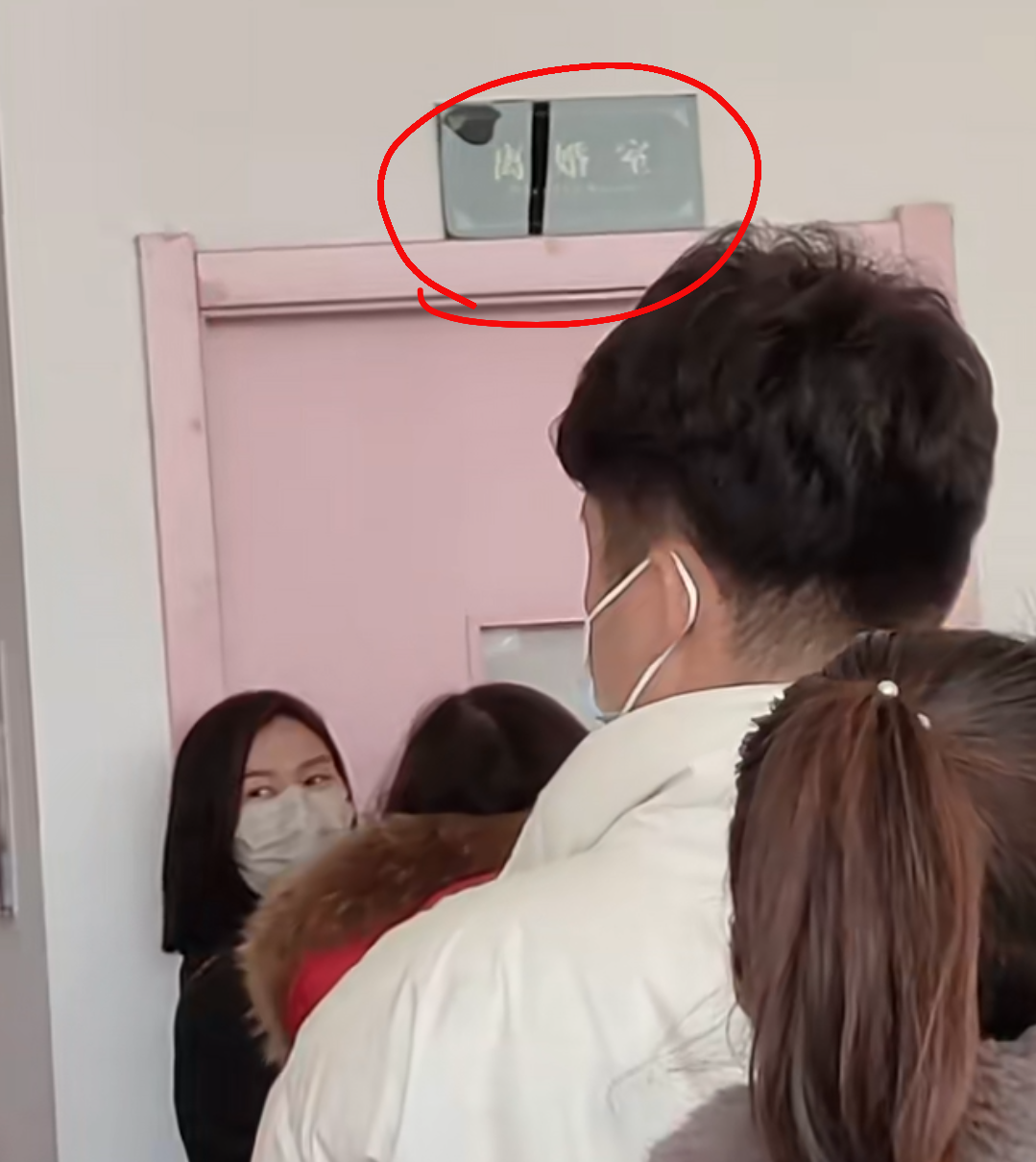 躲过了三年疫情躲不过破裂的感情，年后上班第一天，各地民政局离婚的人排到门外休闲区蓝鸢梦想 - Www.slyday.coM