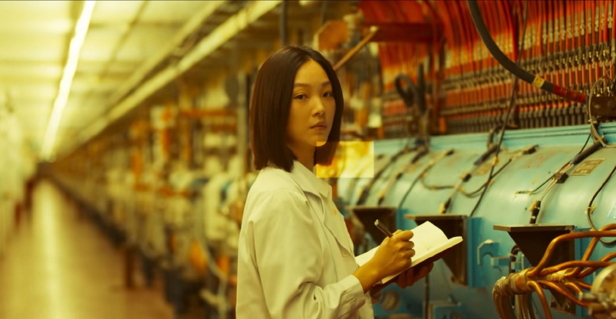 《三体》剧中,杨冬被拍照时,其身后正是北京正负电子对撞机的直线加速