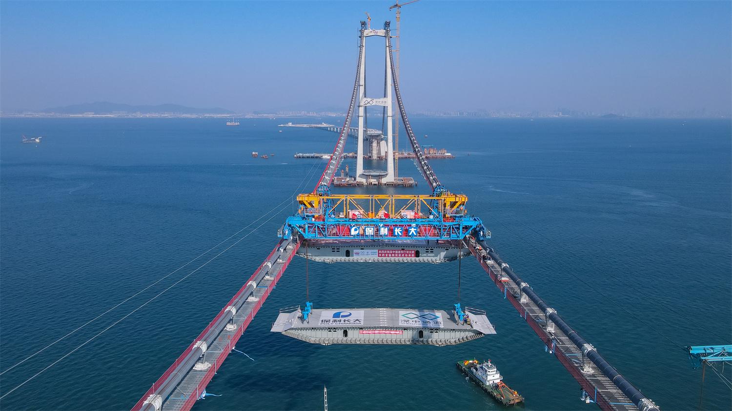 预计4月底合龙!深中通道伶仃洋大桥主跨西侧首件钢箱梁吊装完成