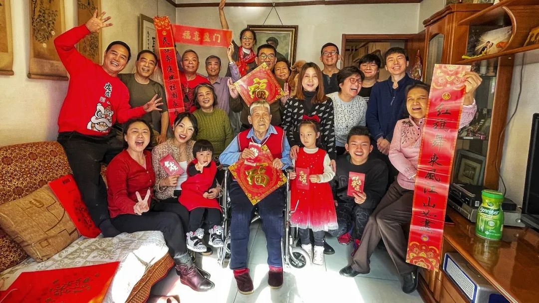 《四代同堂大家庭》 王学军 摄