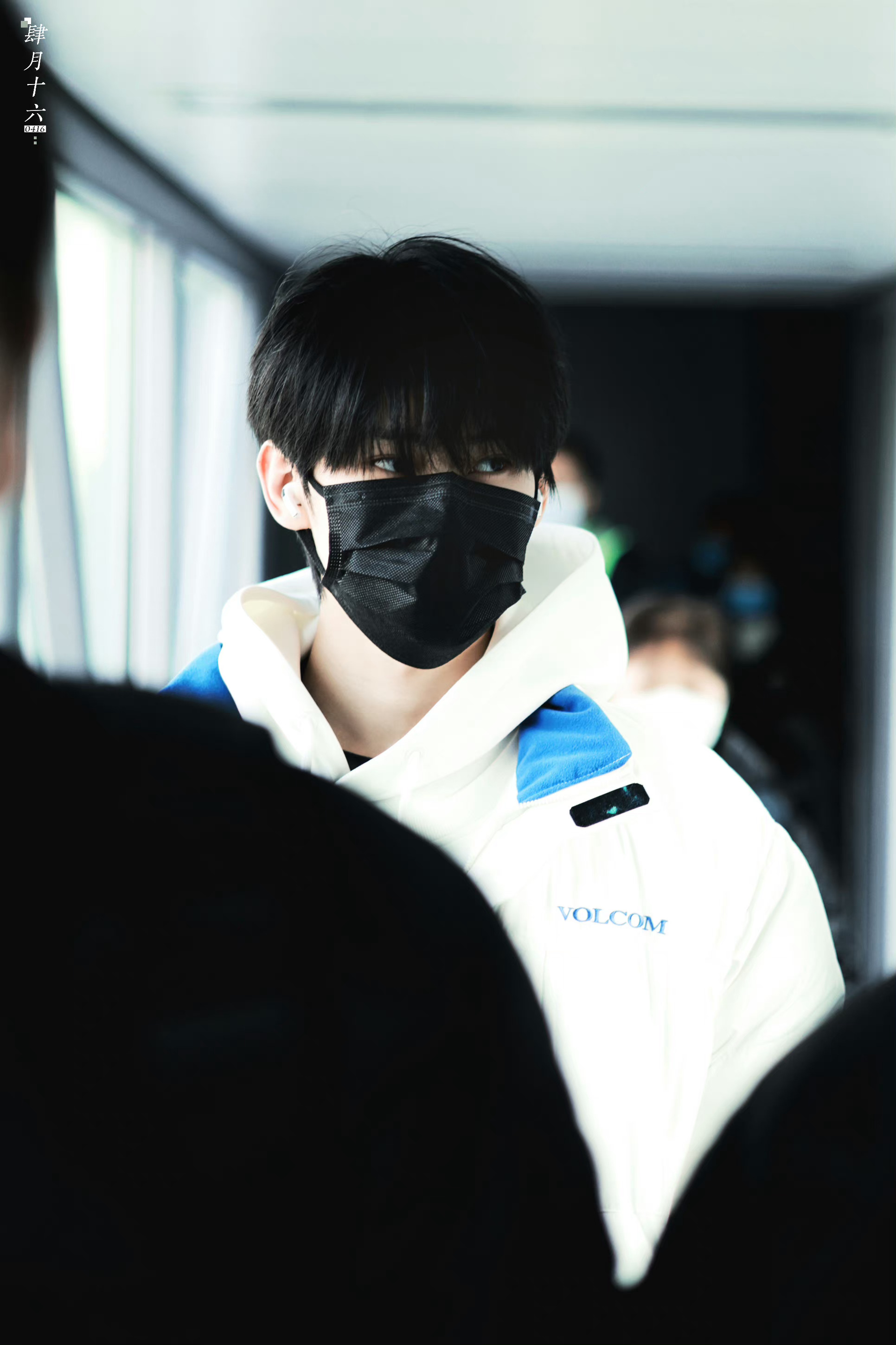 张真源今日份最新机场饭拍～ 身穿白色羽绒服顺毛张哥……|张真源|张