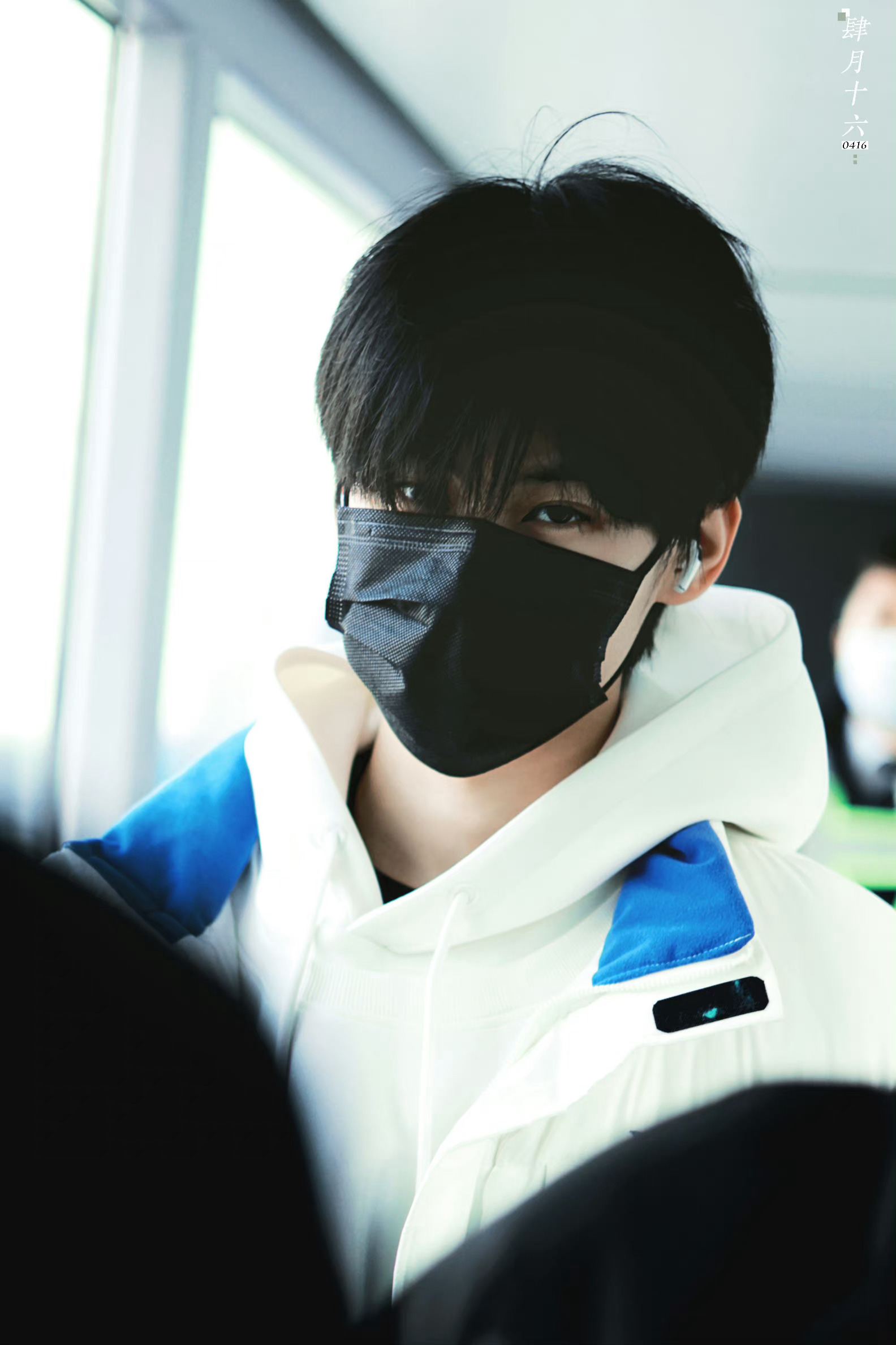 张真源今日份最新机场饭拍～ 身穿白色羽绒服顺毛张哥……|张真源|张