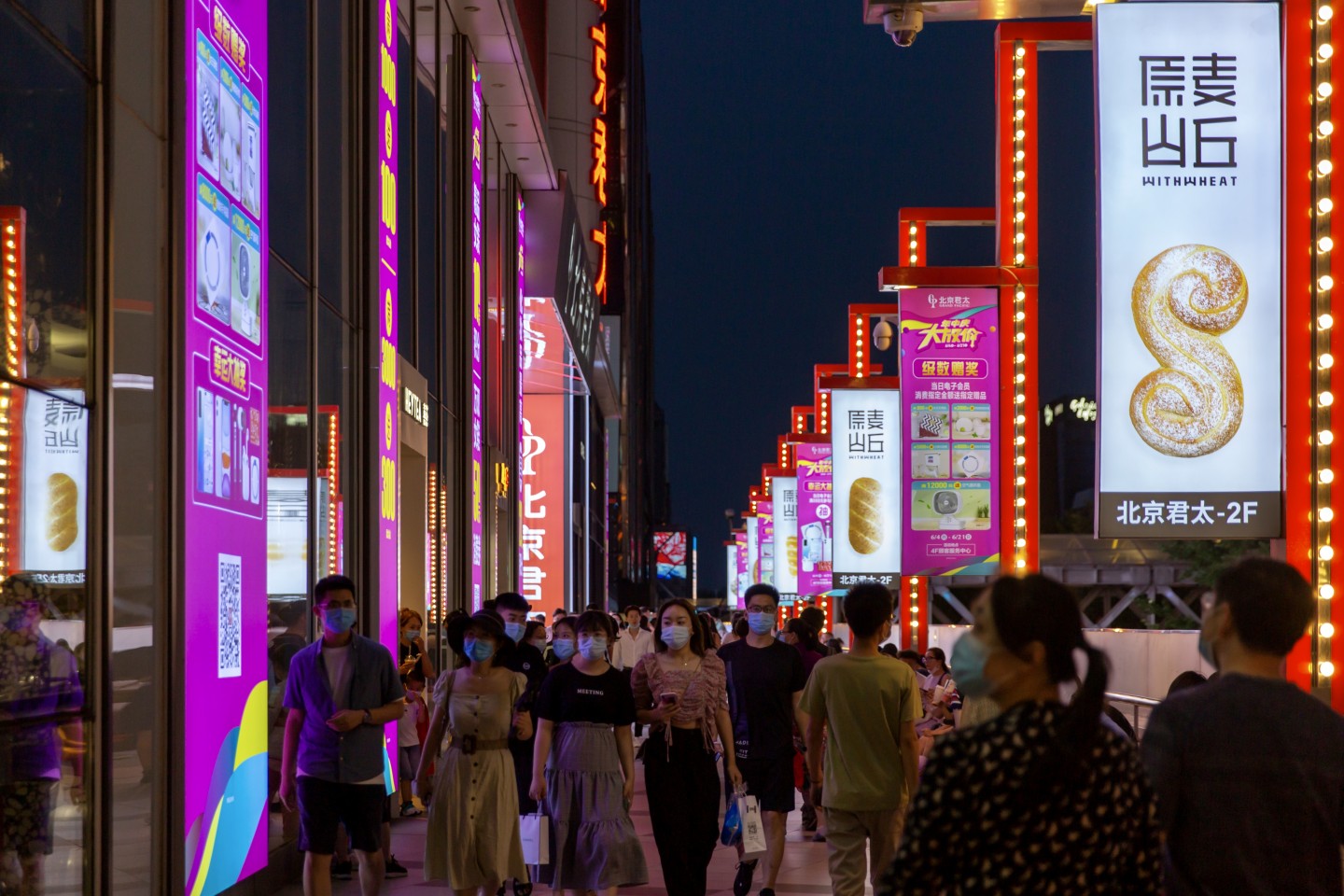 夜间的北京西单商圈,许多市民正在逛街购物.