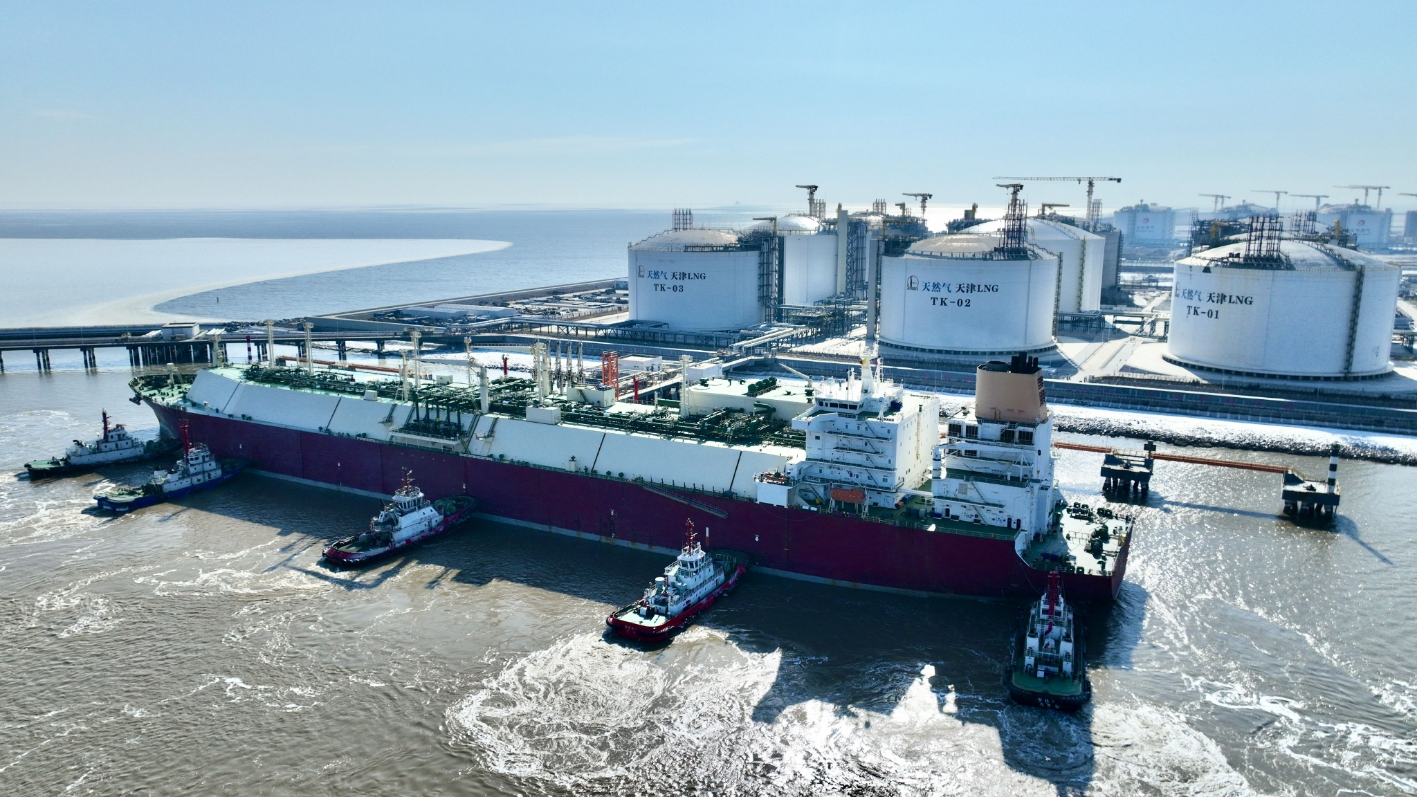 　　图1：1月25日，装载9.1万吨液化天然气的“阿尔萨德”号LNG运输船靠泊在天津LNG接收站。