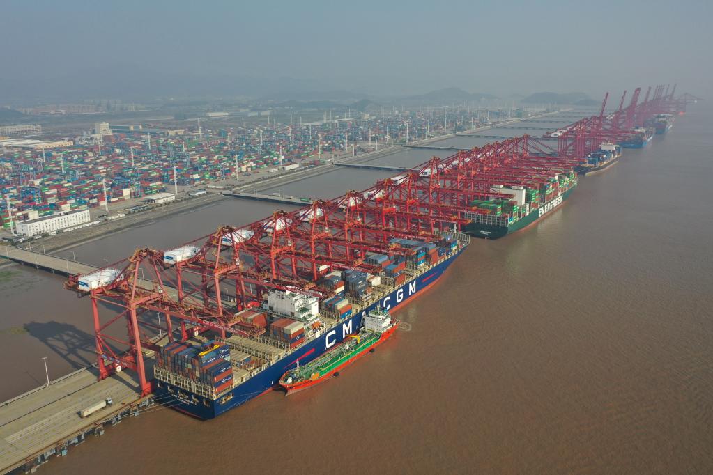 图为货轮停靠在浙江宁波舟山港梅东码头(2022年12月13日无人机拍摄)