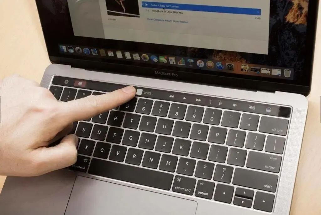 配备 Touchbar 的 MacBook Pro 图片来自：cnet