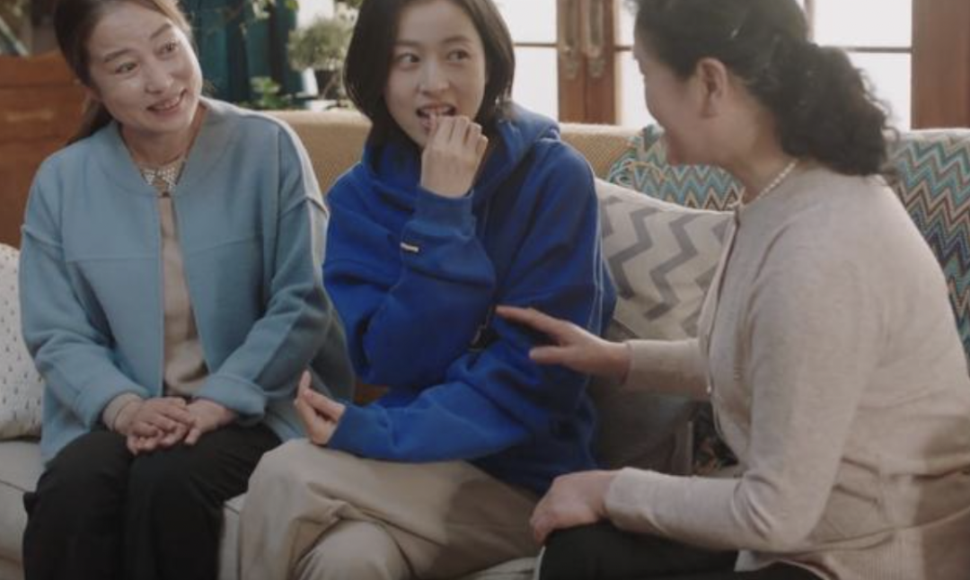 返工年轻人的行李箱，被父母塞满了“土味”
